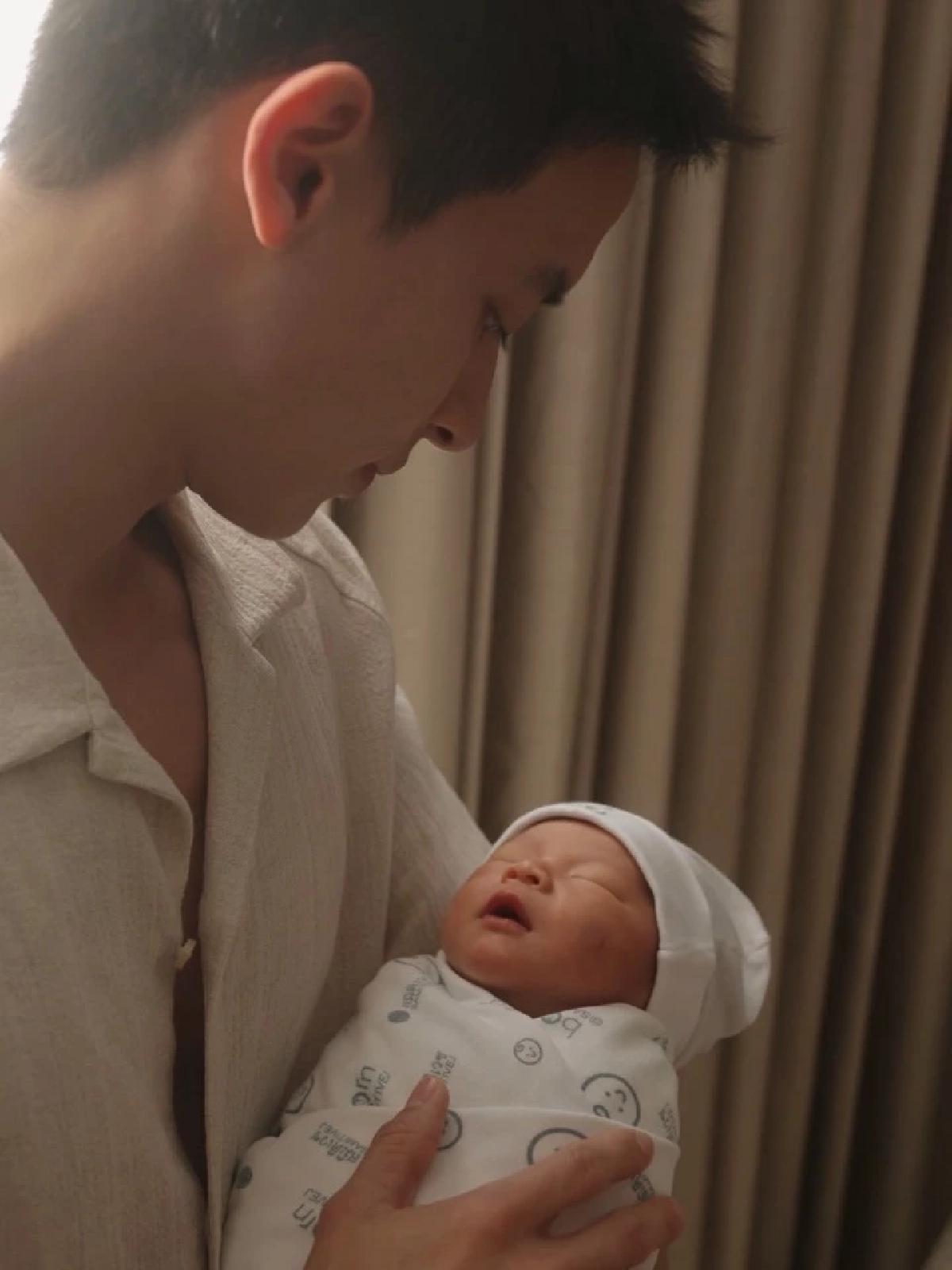  เปย์สมตำแหน่งคุณลุง! “เกรท วรินทร” หอบทอง 1 บาทรับขวัญหลาน