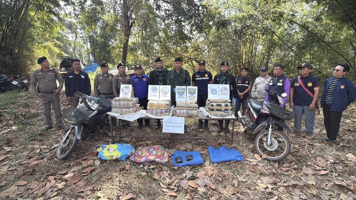 กกล.ผาเมือง สกัดยาบ้า 9 แสนเม็ด คนร้ายทิ้ง จยย.หนีเข้าป่า