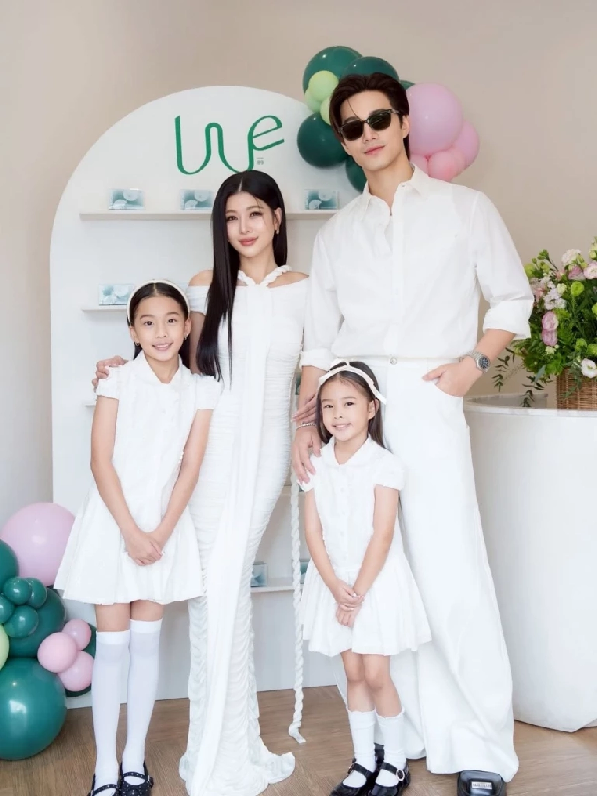 ลูกไม้หล่นไม่ไกลต้น ลูกสาวในวัย 10 ขวบ ลุคชุดหนังสวยเฉี่ยว