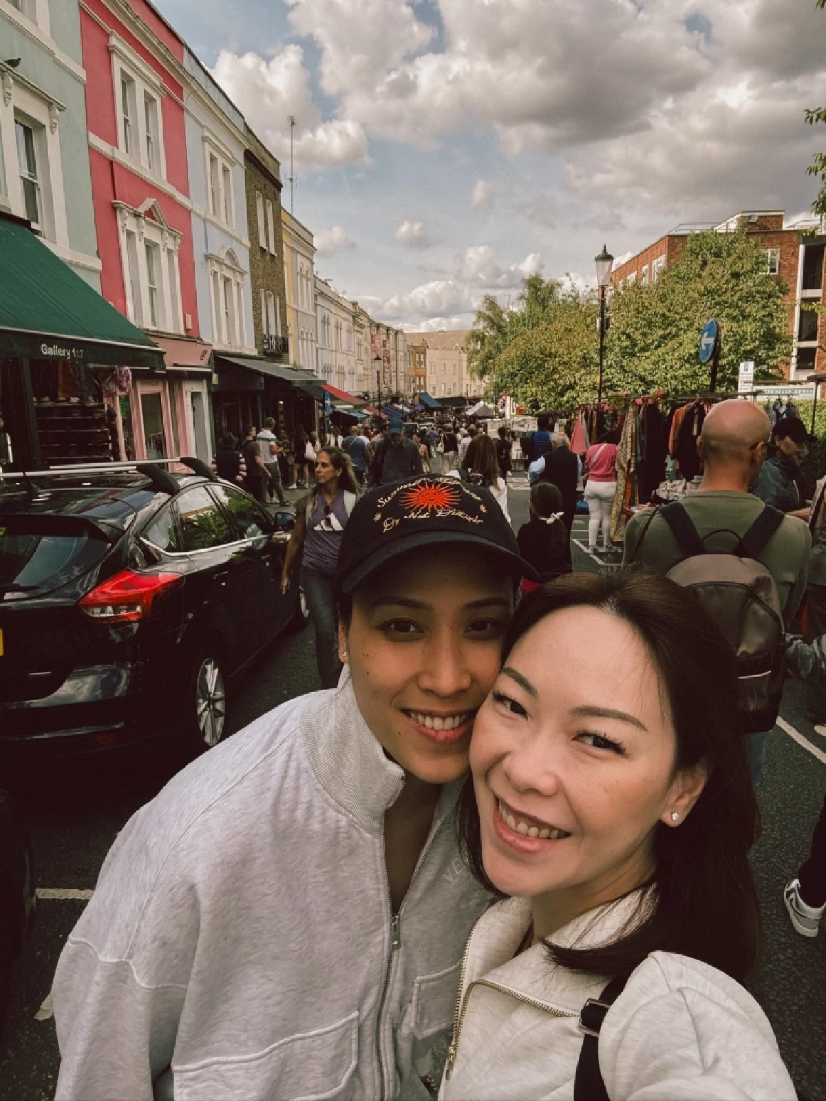 แห่หลุดโฟกัส สาวยืนข้าง "ต้นสน" ในวันอนุทินจดทะเบียนสมรส คือใคร