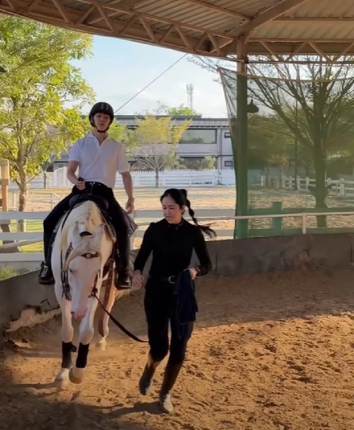 เปิดสาเหตุ "ยูทูบเบอร์ดัง" ตกม้าเจ็บหนัก รอดปาฏิหาริย์