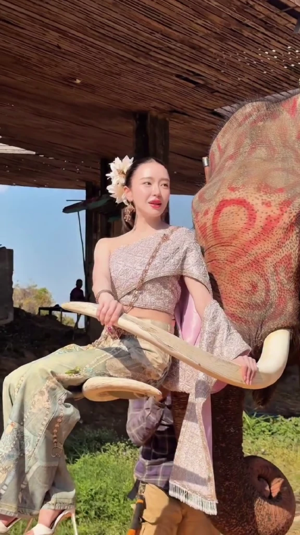 “มายด์ ณภศศิ” นั่งงาช้างถ่ายคลิป  แต่คอมเมนต์ห่วงสวัสดิภาพสัตว์