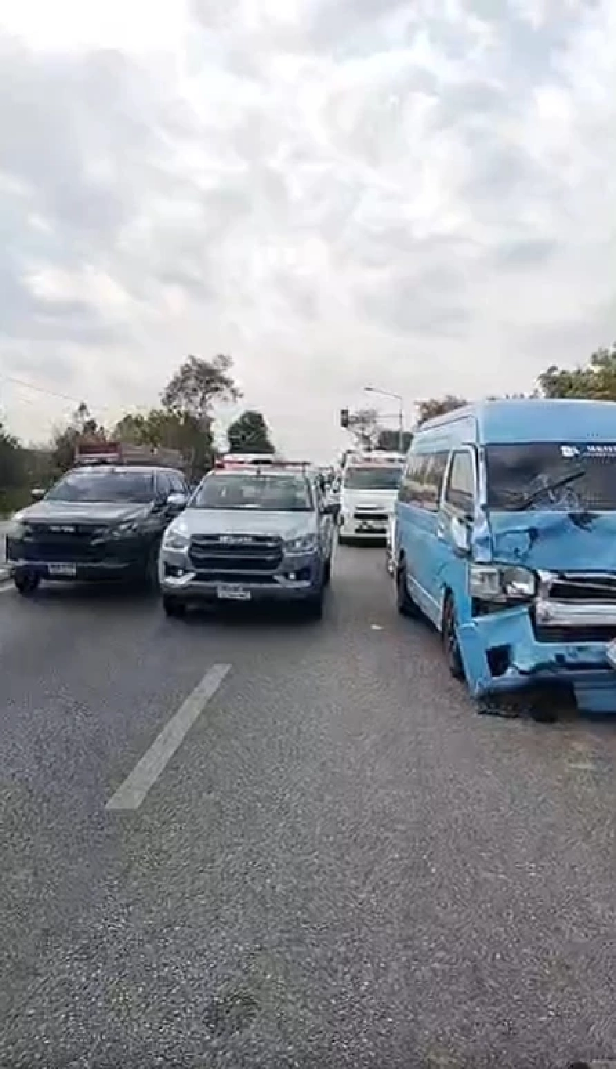 ใจหาย รู้แล้วผู้เสียชีวิตเหตุ รถตู้หมอลำดัง พุ่งชนมอเตอร์ไซค์