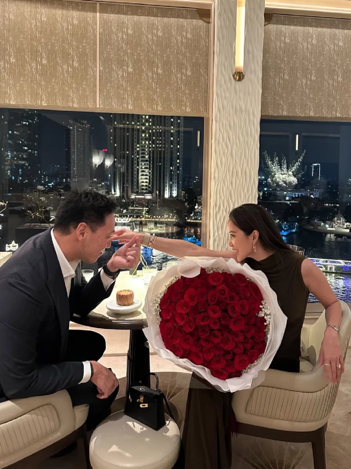 “แอริน ยุกตะทัต” ควง “เบญจ เบญจรงคกุล” ดินเนอร์หวานครบรอบ 8 ปี