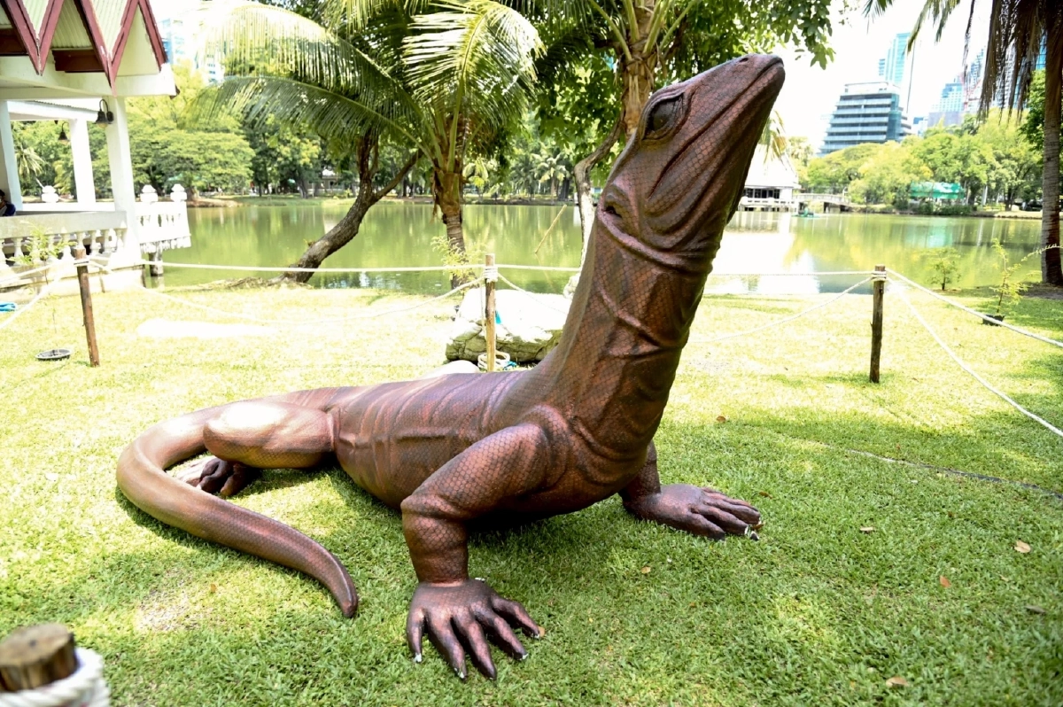 สวนลุมพินีคึกคัก เปิดตัวรูปปั้นมหึมา นักท่องเที่ยวแห่ถ่ายรูป