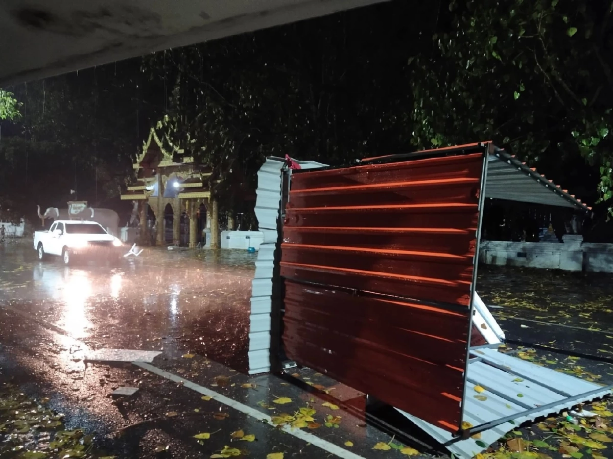 ฝนแรกถล่มยับ พายุฝนกระหน่ำจอมทอง บ้านเรือน-โรงพยาบาลอ่วม