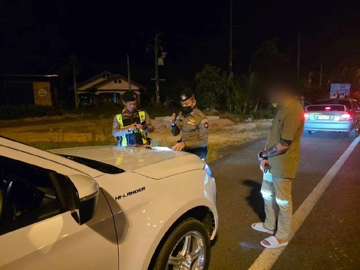 ตำรวจทางหลวงพัทลุงจับชายวัย 33 ใช้ป้ายแดงปลอมหลบเลี่ยงด่านตรวจ