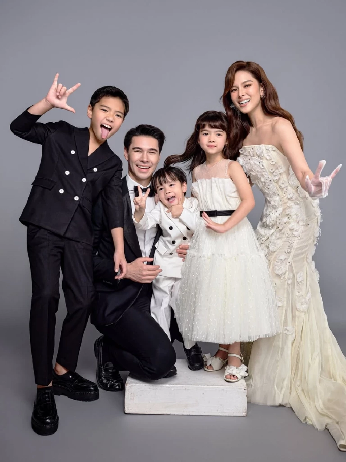  ออร่าทั้งบ้าน “แมทธิว ดีน” ควง “ลีเดีย” พร้อมลูกๆ ถ่ายแฟมิลี่ช็อต