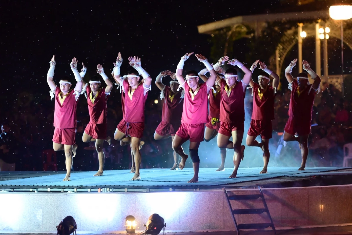 พลเอกบุญสิน ร่วมชมงานแสดงแสงสีเสียง วีรกรรมแห่งบรรพชน