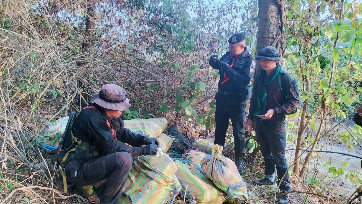 ผาเมืองไล่ล่ารถต้องสงสัย ยึดยาบ้า 2.5 ล้านเม็ด ทิ้งป่าข้างทาง