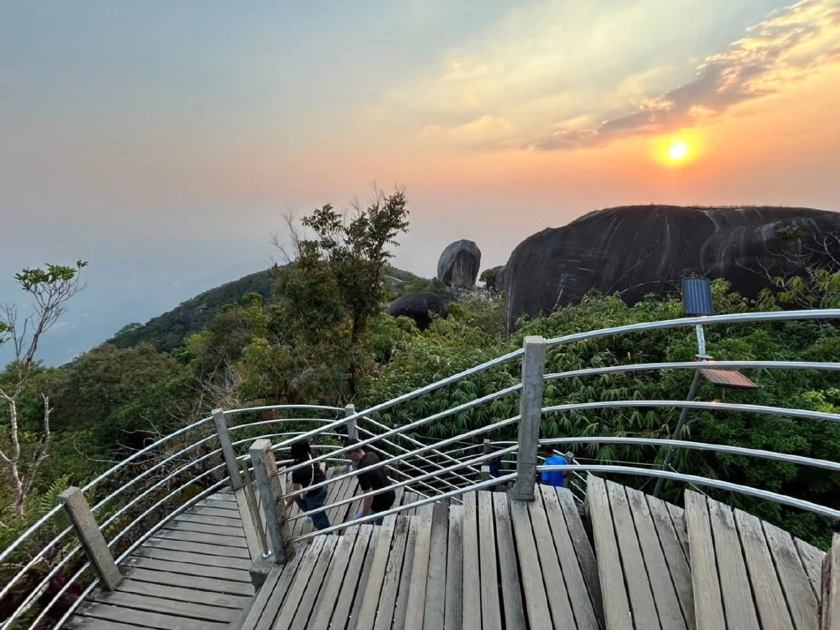 เขาคิชฌกูฏคึกคัก ผู้แสวงบุญหลั่งไหลกราบรอยพระพุทธบาท