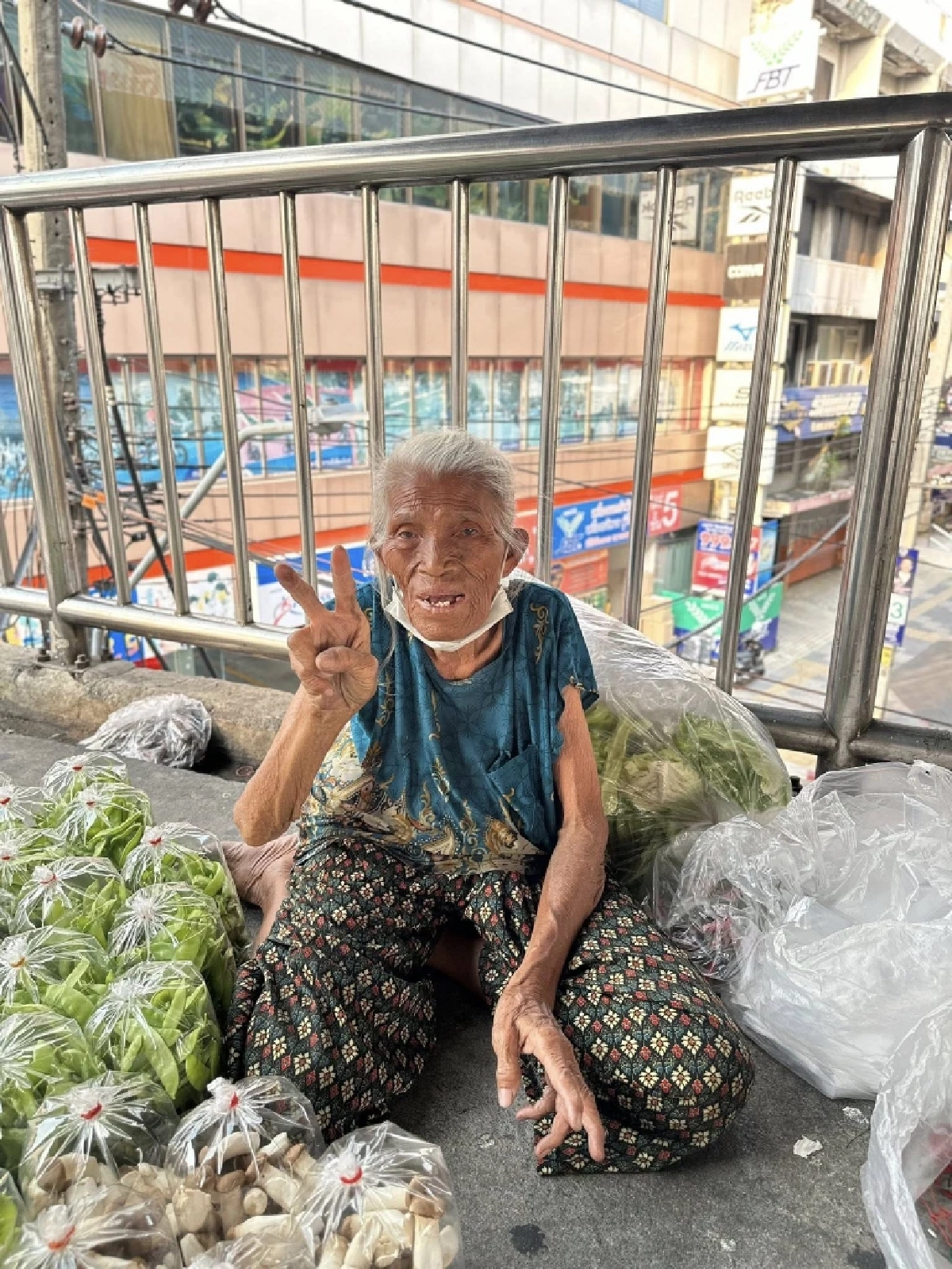 รู้แล้วอยู่ไหน เผยพิกัดคุณยายขนผักสู้ชีวิต หลังคลิปไวรัลสนั่น