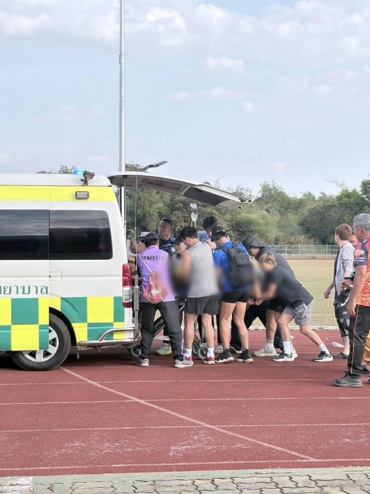 สลดใจกลางงานกีฬา นักกรีฑาอาวุโส วูบข้างสนามเสียชีวิตกะทันหัน