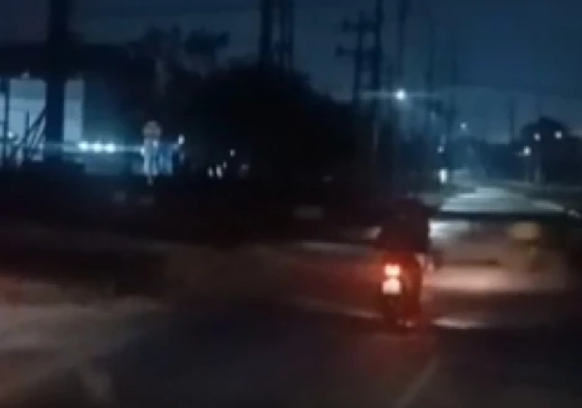 สาววัย 28 ขี่รถชนโบกี้รถไฟดับที่พานทอง หลังที่กั้นทางรถไฟเปิดขณะรถไฟยังวิ่ง