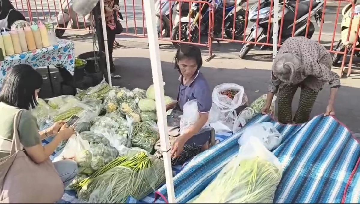 ยายขายผักสู้ชีวิต ได้ที่ขายใหม่ ไม่ต้องขายบนสะพานลอยแล้ว