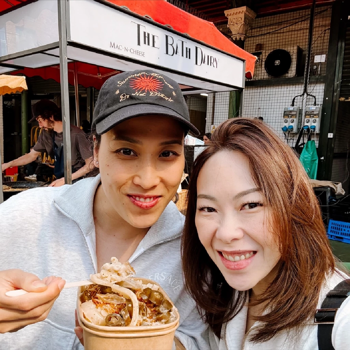 แห่หลุดโฟกัส สาวยืนข้าง "ต้นสน" ในวันอนุทินจดทะเบียนสมรส คือใคร