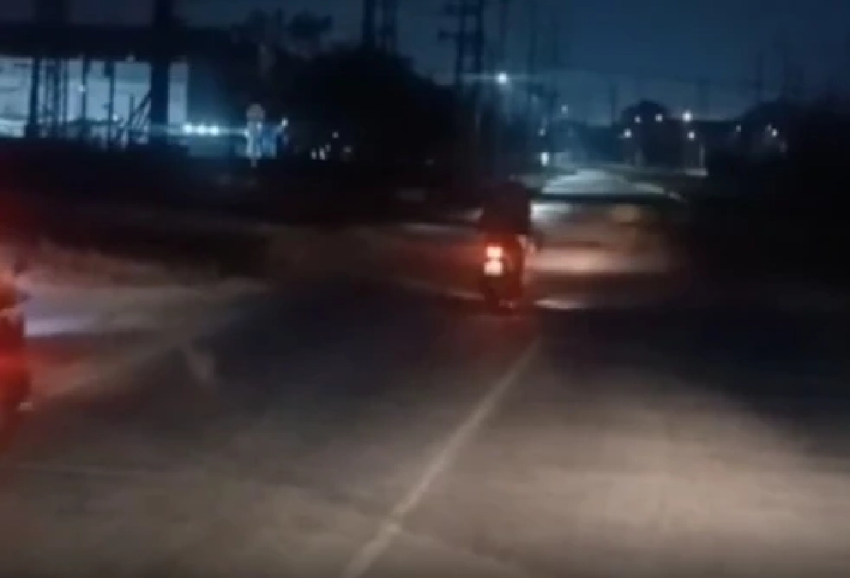 สาววัย 28 ขี่รถชนโบกี้รถไฟดับที่พานทอง หลังที่กั้นทางรถไฟเปิดขณะรถไฟยังวิ่ง