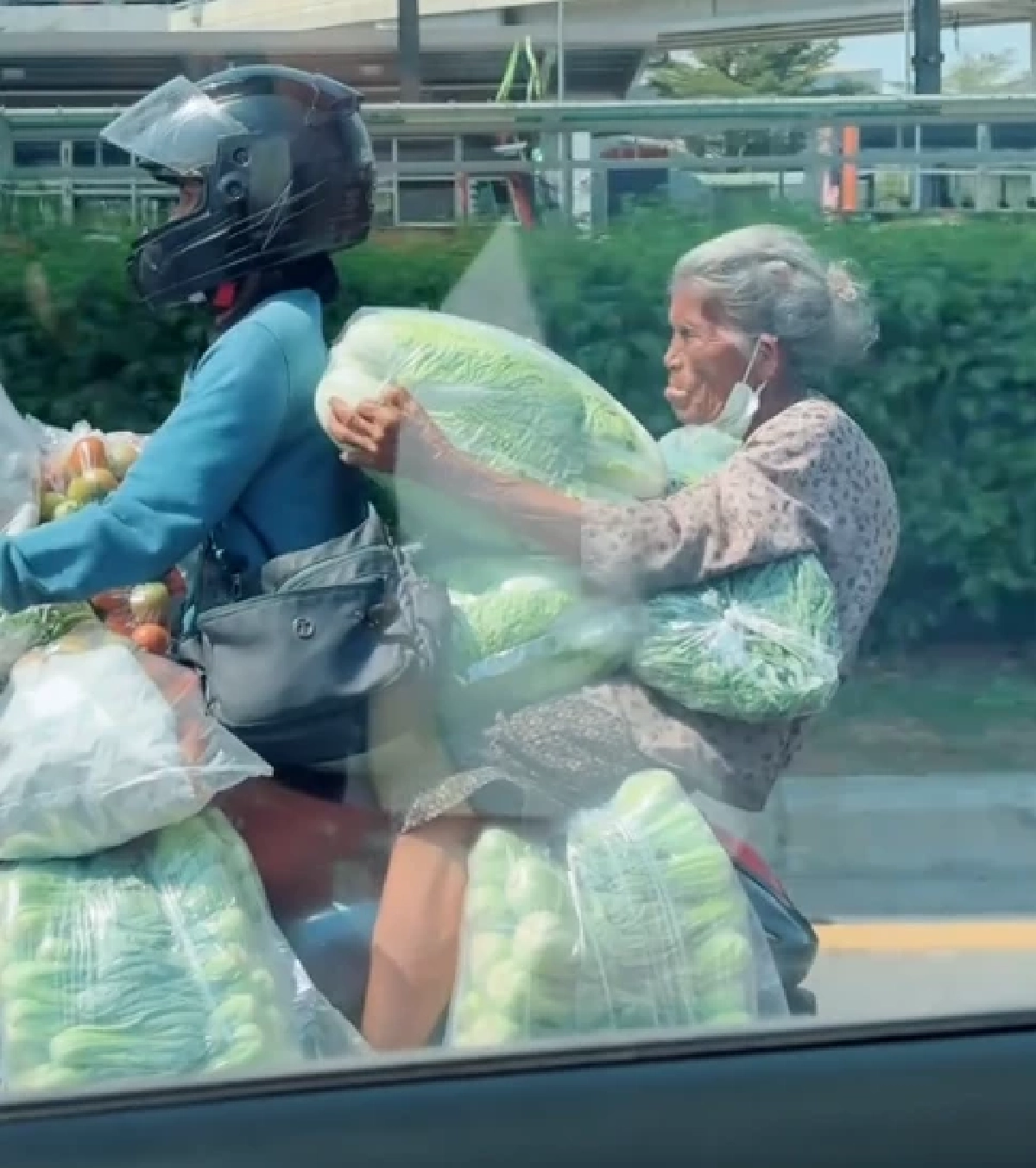 ยายสู้ชีวิต แบกผักนั่งรถจยย.ไปขาย ชาวเน็ตเห็นแห่เมนต์จำได้