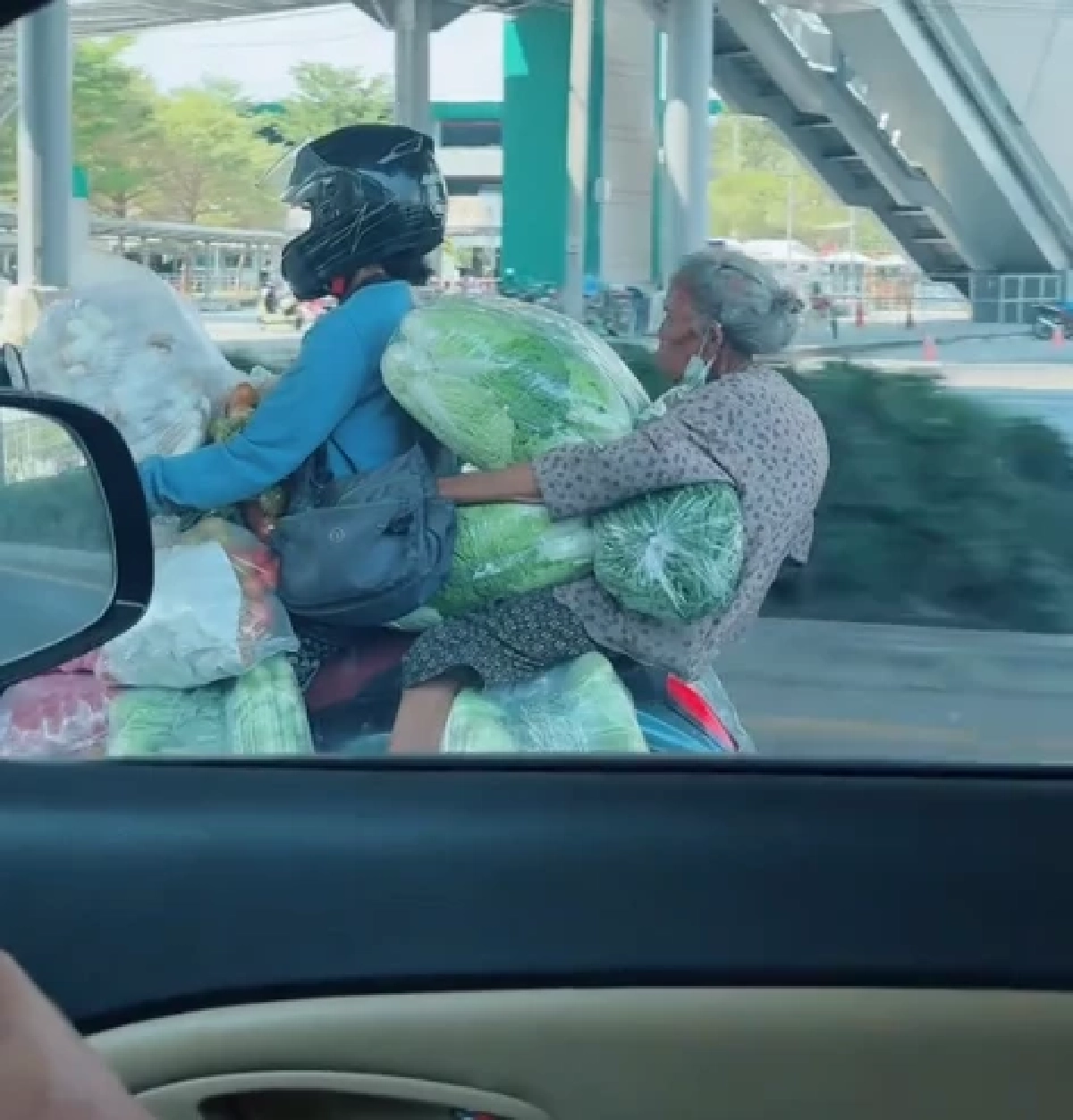 ยายสู้ชีวิต แบกผักนั่งรถจยย.ไปขาย ชาวเน็ตเห็นแห่เมนต์จำได้