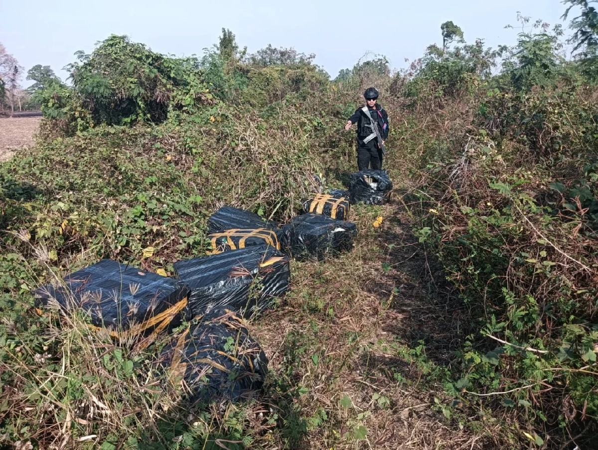 สกัดแก๊งคอลเซ็นเตอร์! ทิ้งของกลางคาชายแดนสระแก้ว พบหมวก CIB ปลอม