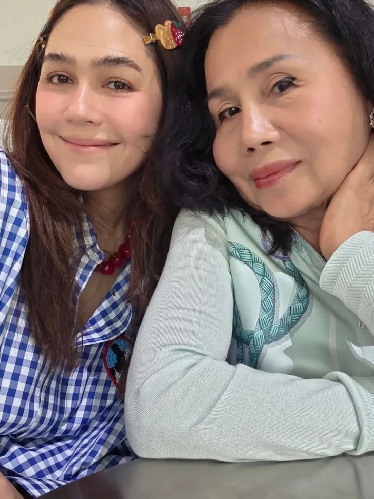 ฤกษ์ดี คุณยายหนิง ถอยรถหรูป้ายแดง แฟนคลับส่องเลขทะเบียนสวย