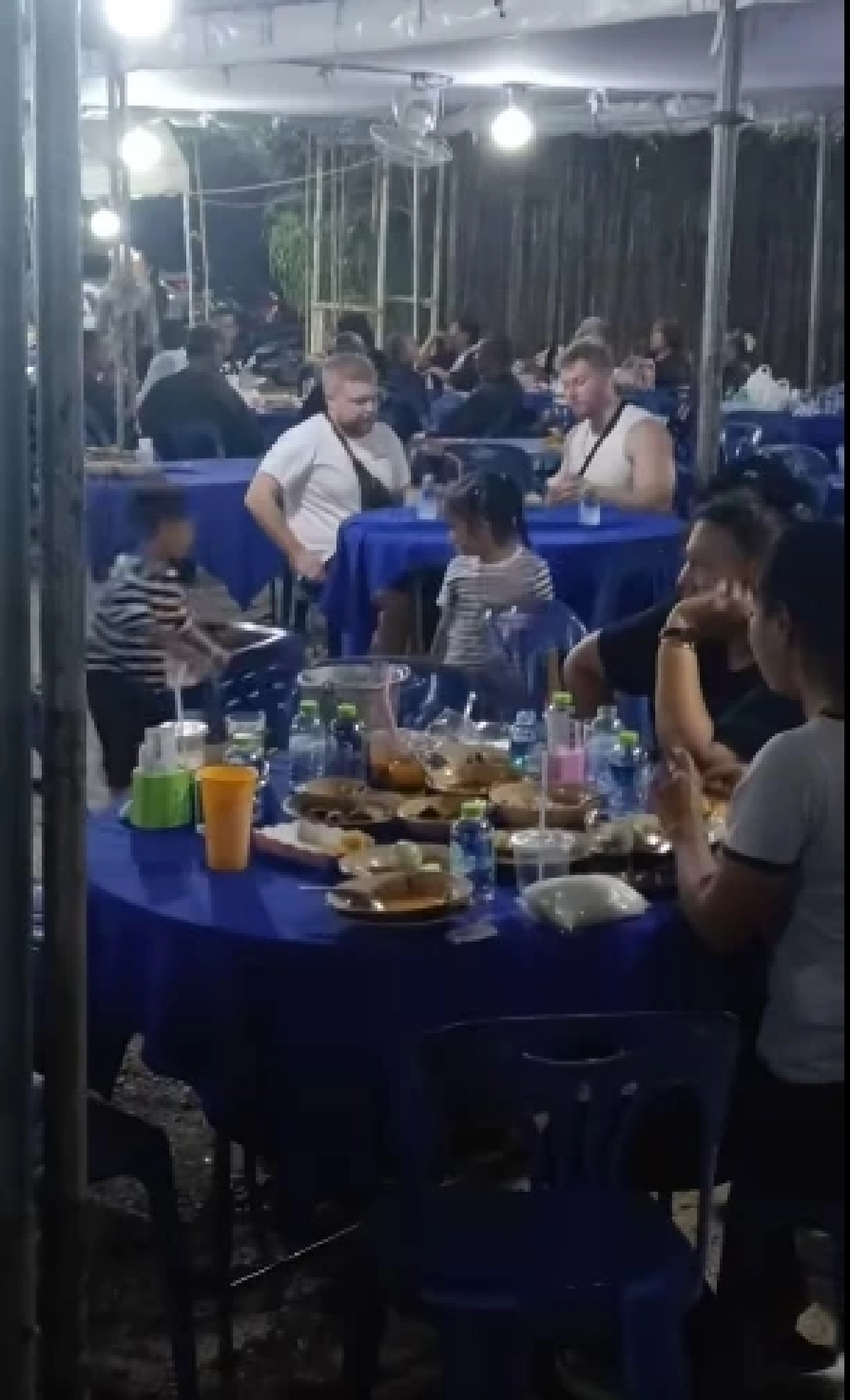 ฝรั่งหลงมางานศพ นึกว่าร้านบุฟเฟ่ต์ น้ำใจคนไทยทำใจฟูทั้งโซเชียล