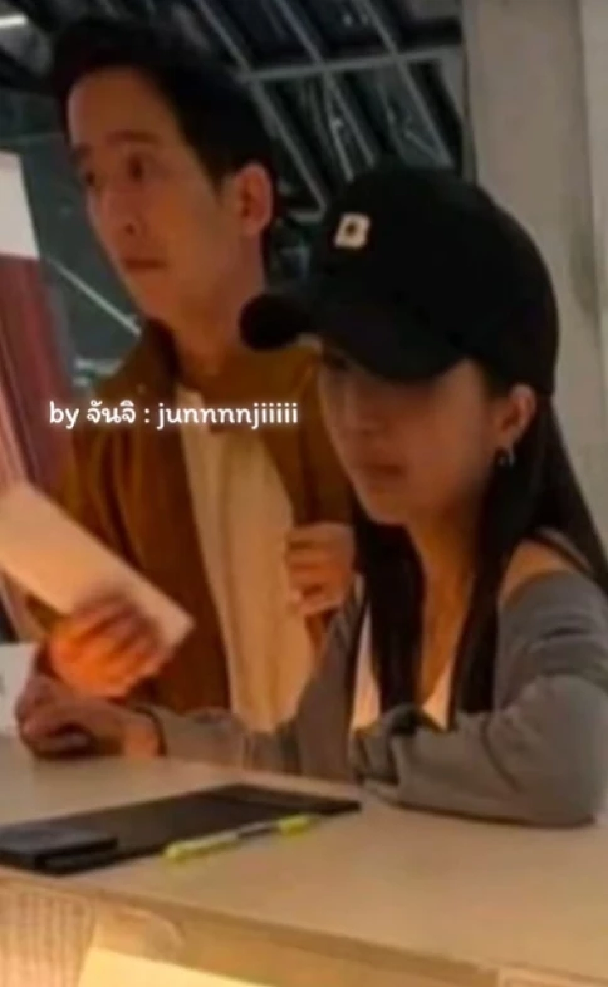 ฮือฮาสนั่น เปิดภาพหลุด "ทิม พิธา" ควงดาราดัง เที่ยวต่างประเทศ