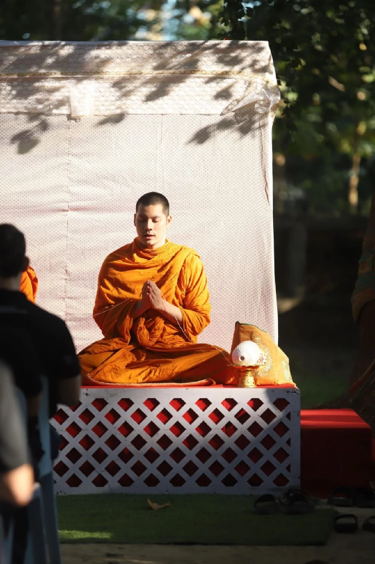 “พระศรัณย์” อุ้มลูกแมวหาบ้าน ทำโซเชียลแห่คอมเมนต์สนั่น