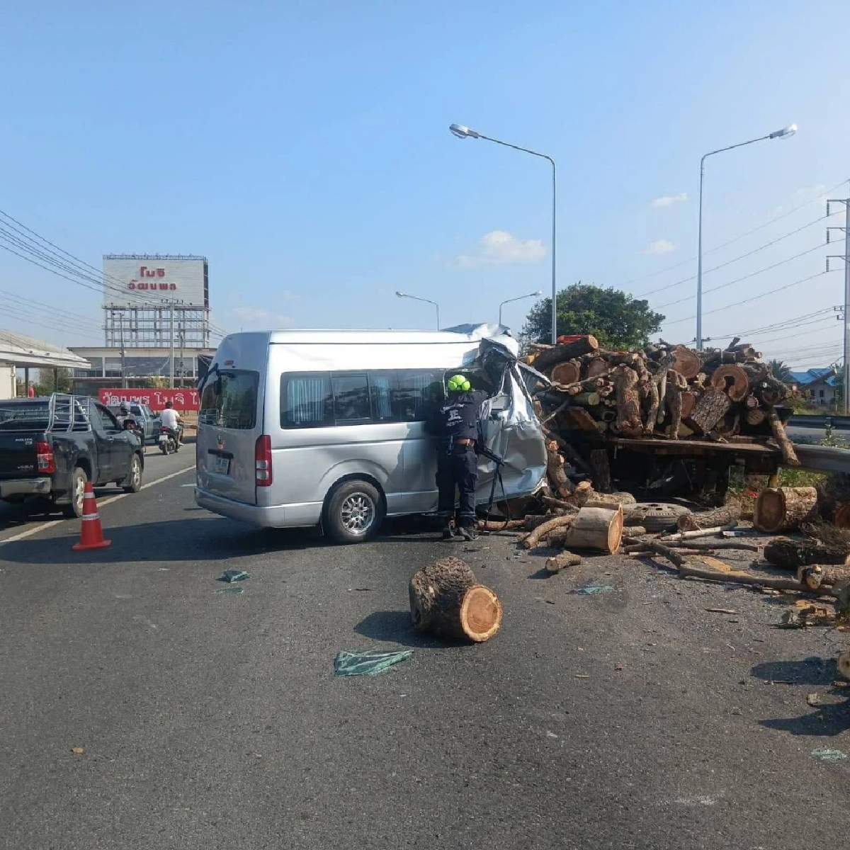 เพื่อนร่วมงานอาลัย "หมอน้ำตาล" อุบัติเหตุรถตู้ รพ. ชนรถบรรทุก 6 ล้อ