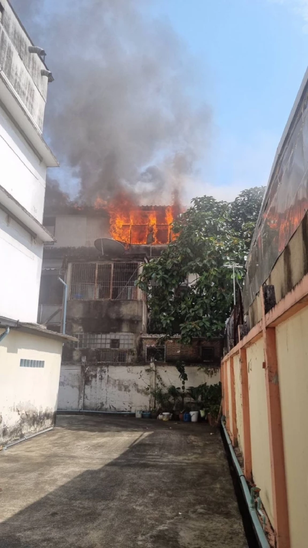 ไฟไหม้ตึกแถวซอยศรีบำเพ็ญ พระราม 4 เพลิงลุกชั้น 3 ก่อนควบคุมได้