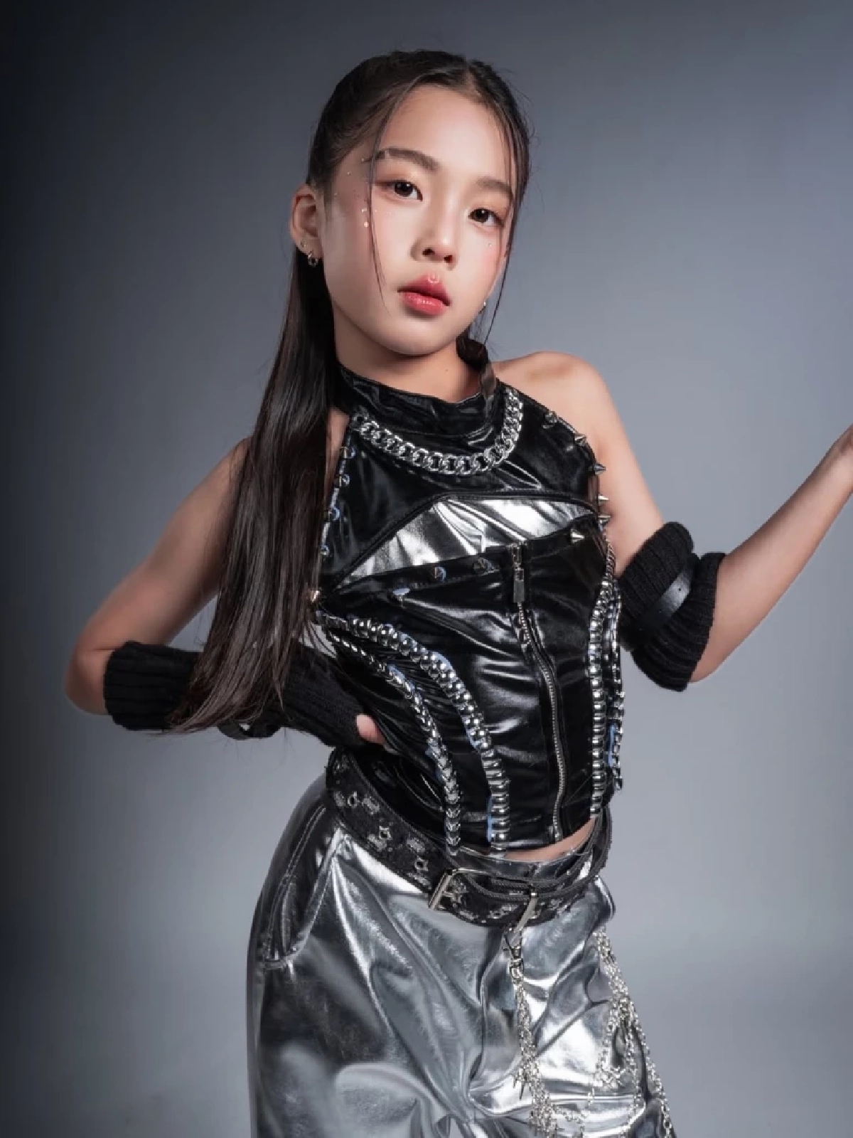 ลูกไม้หล่นไม่ไกลต้น ลูกสาวในวัย 10 ขวบ ลุคชุดหนังสวยเฉี่ยว