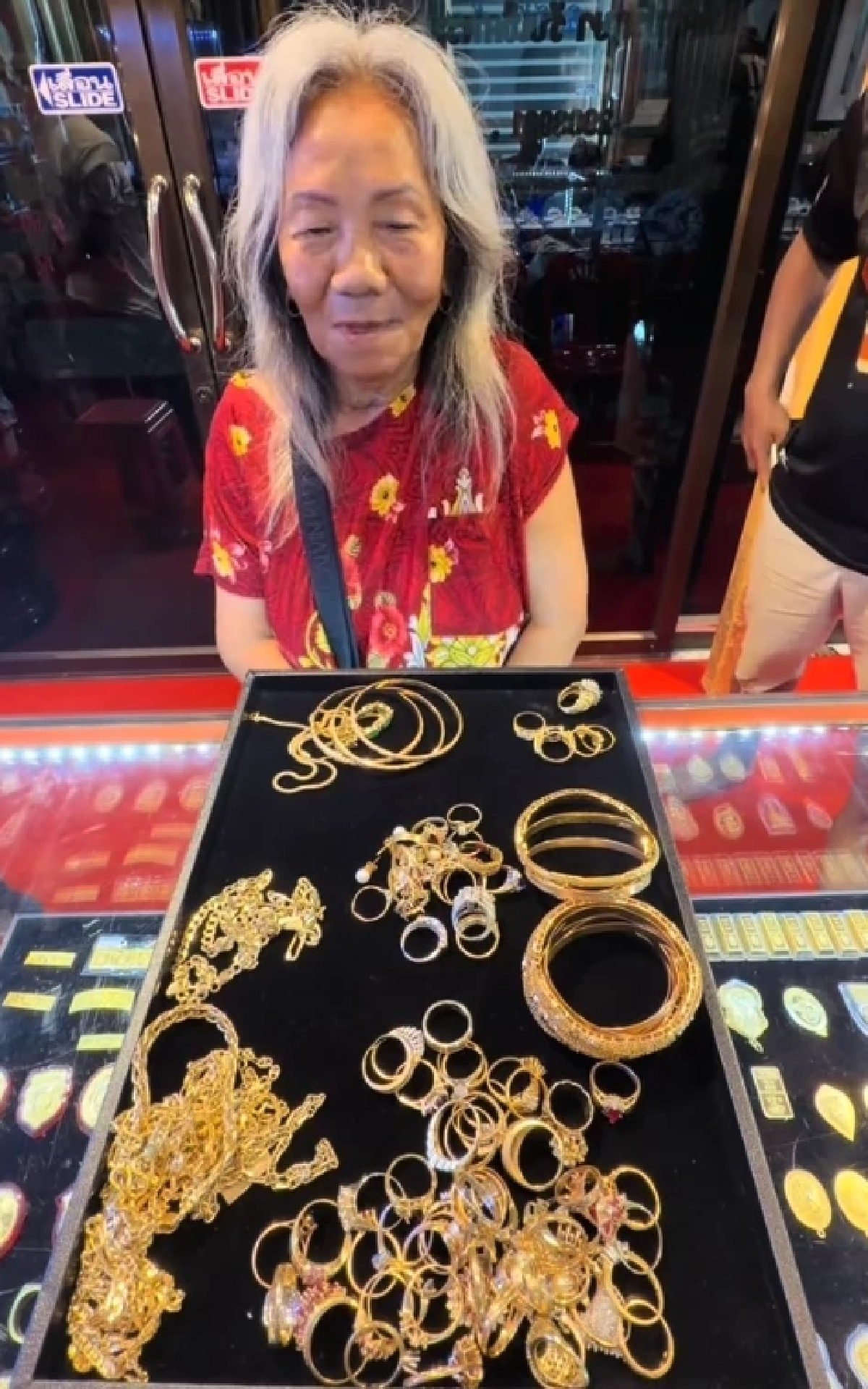 อ้าปากค้าง คุณยายขนทอง สมบัติเก่า 50 ปีขาย สุดท้ายได้เงินเกินคาด