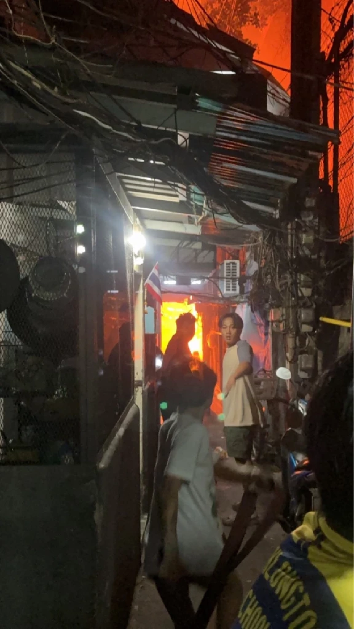 เพลิงไหม้ชุมชนพัฒนาใหม่ คลองเตย เสียหาย 4 หลัง เจ็บ 1 ราย