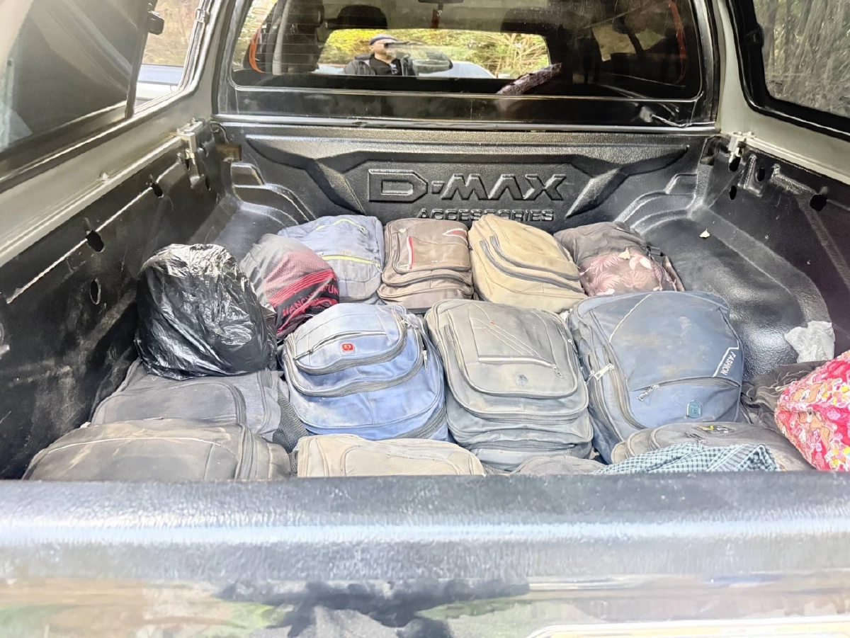 ตำรวจทางหลวงกาญจนบุรีไล่ล่ารถขนแรงงานเถื่อน คนขับทิ้งรถหนี