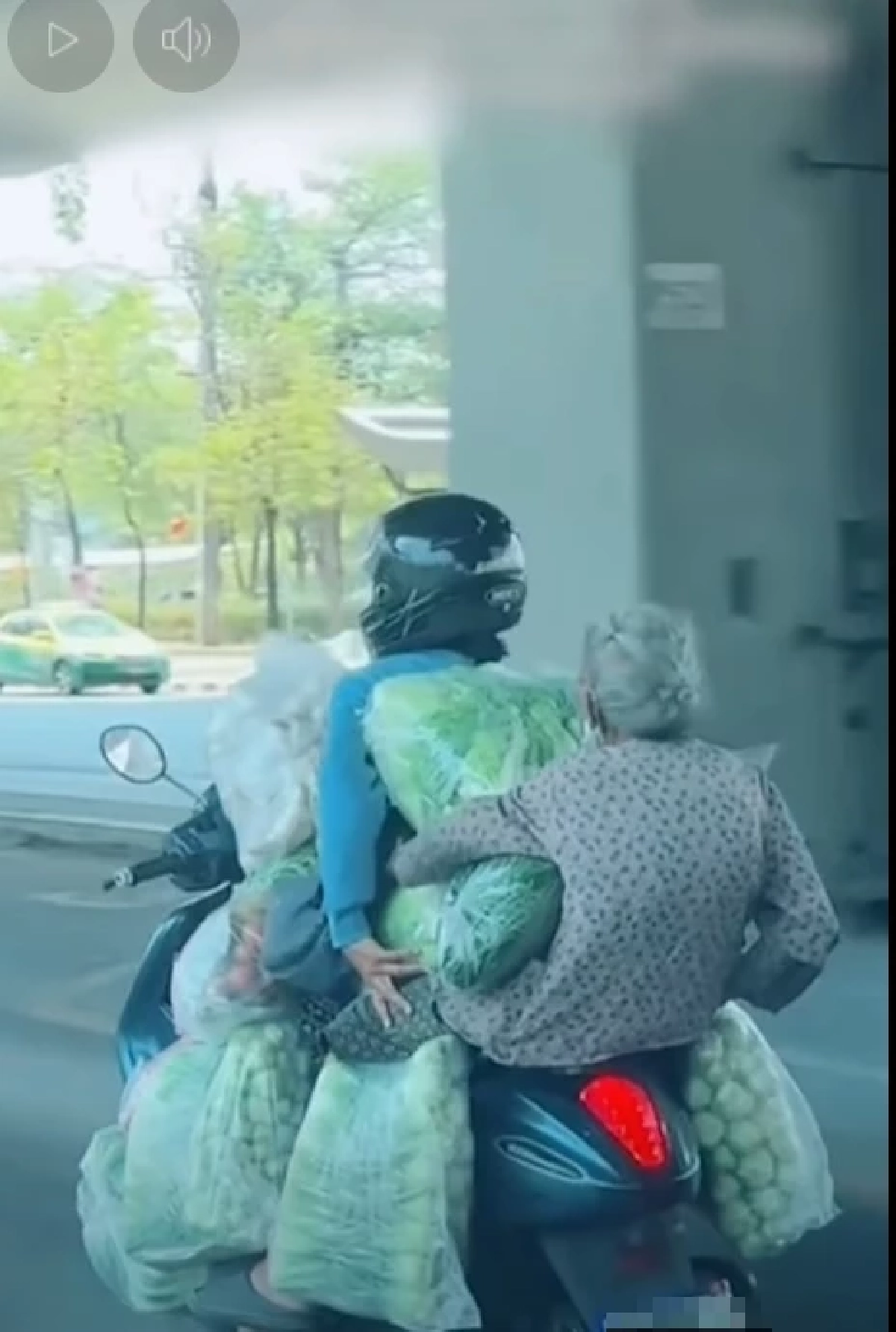 ยายขายผักสู้ชีวิต ได้ที่ขายใหม่ ไม่ต้องขายบนสะพานลอยแล้ว