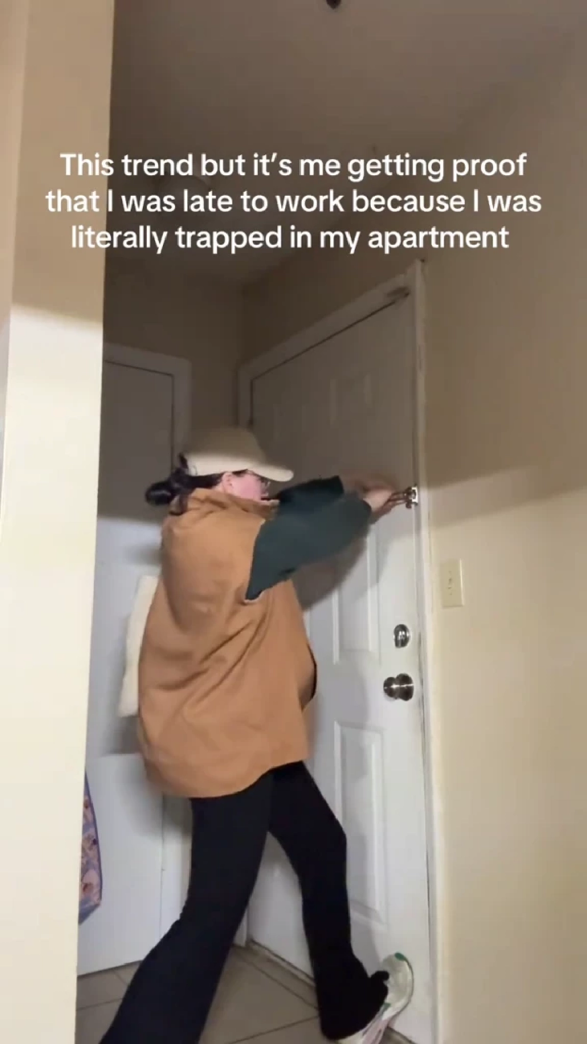 ไวรัลทั้งโซเชียล พนักงานสาวติดห้องพัก ส่งคลิปยืนยันไม่ได้อ้าง 