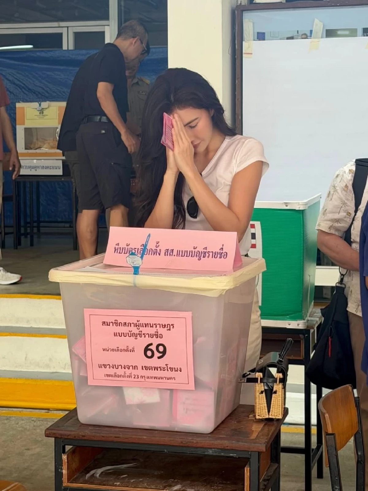 แฟนคลับโฟกัสผิดจุด “ศรีริต้า” ช็อตไหว้ก่อนหย่อนบัตรสุดเอ็นดู