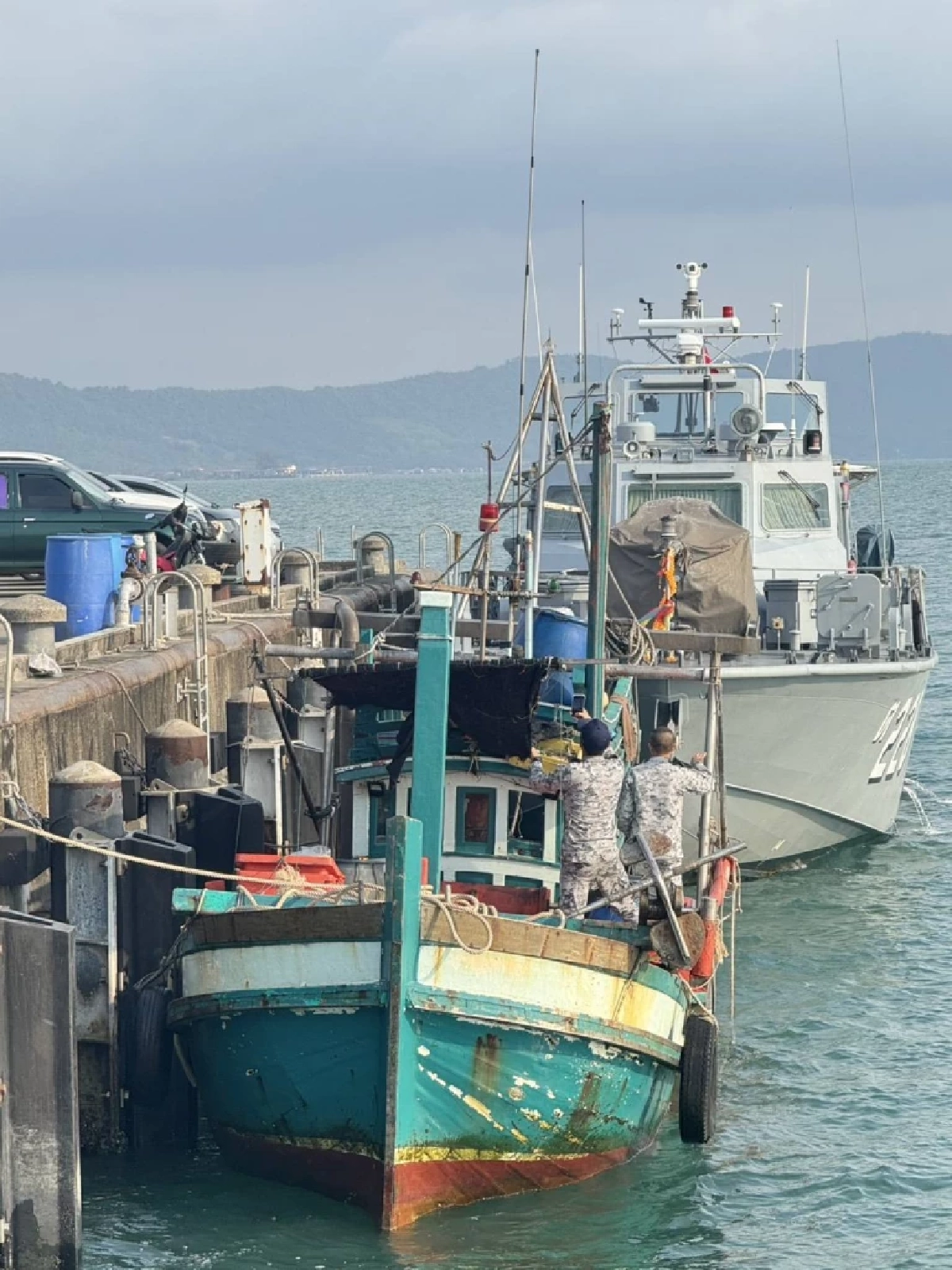 กองทัพเรือ จับกุมเรือประมงกัมพูชารุกล้ำน่านน้ำไทย