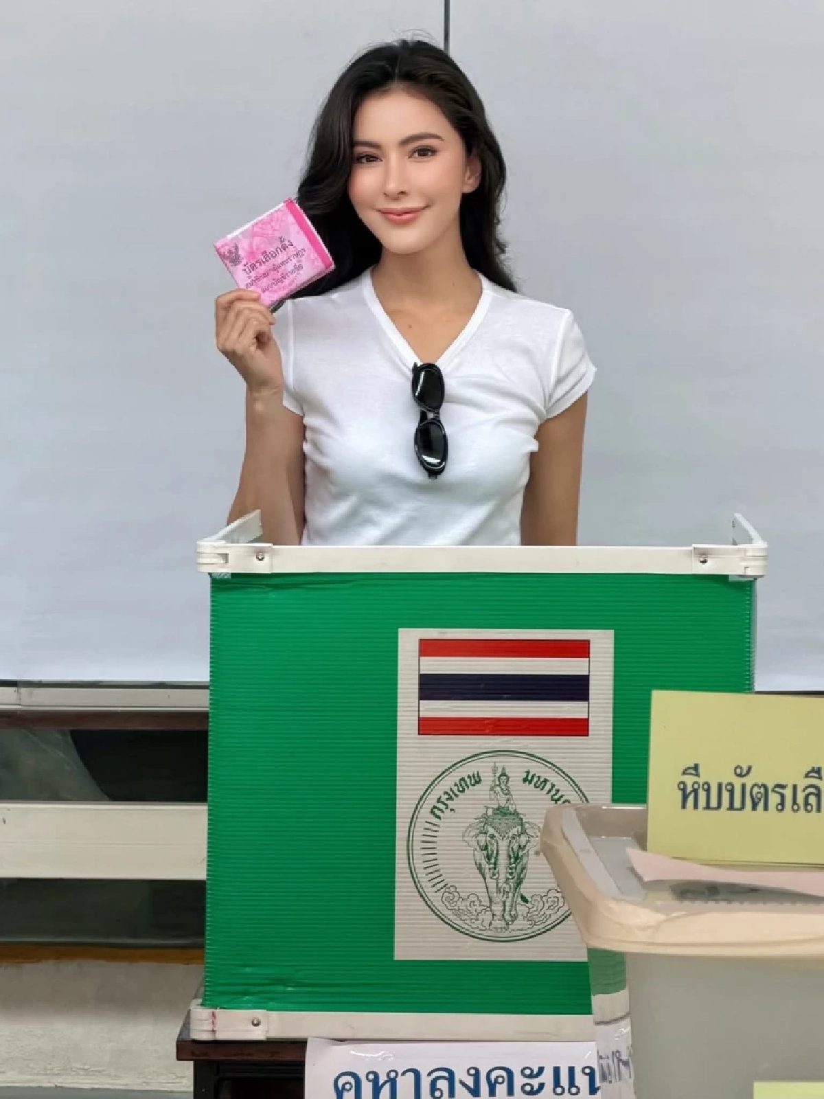 แฟนคลับโฟกัสผิดจุด “ศรีริต้า” ช็อตไหว้ก่อนหย่อนบัตรสุดเอ็นดู