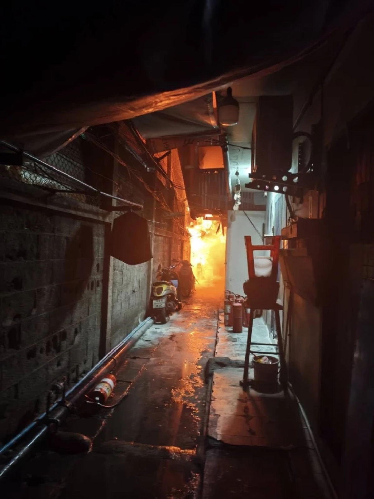 เพลิงไหม้ชุมชนพัฒนาใหม่ คลองเตย เสียหาย 4 หลัง เจ็บ 1 ราย