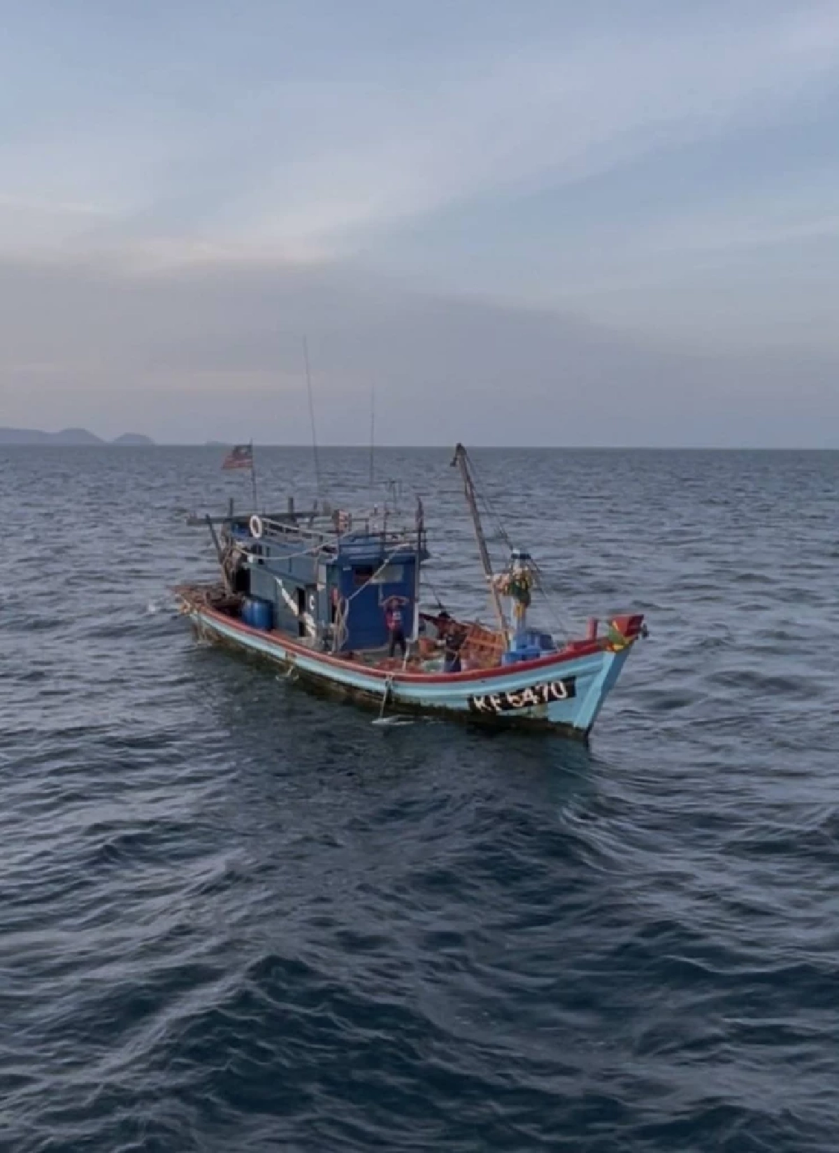 ทัพเรือภาคที่ 3 สกัดเรือประมงต่างชาติรุกล้ำน่านน้ำไทย