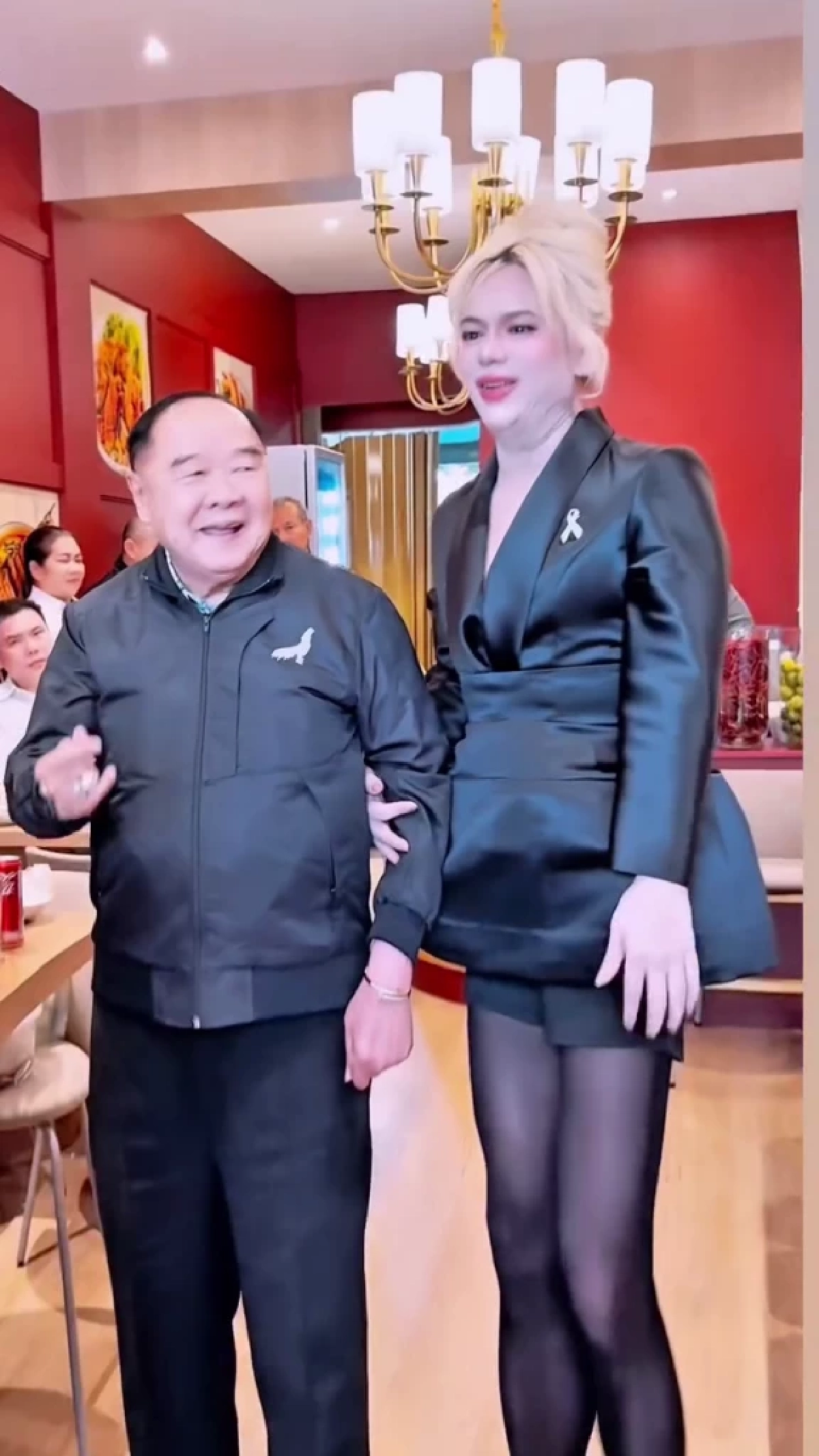 ขายาวสะเทือนโซเชียล! “เอ ศุภชัย” ควง “ลุงป้อม” ถ่ายคลิปสุดพีก