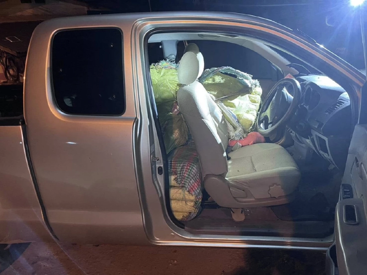 ผาเมืองสกัดจับกระบะขนยาบ้า 1.6 ล้านเม็ด ไล่ล่าก่อนพุ่งชนเสาไฟ