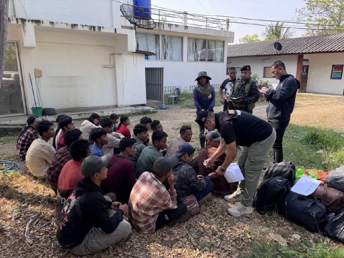 ฉก.ลาดหญ้า สนธิกำลังรวบแรงงานต่างด้าว 45 ราย ลอบเข้าเมือง