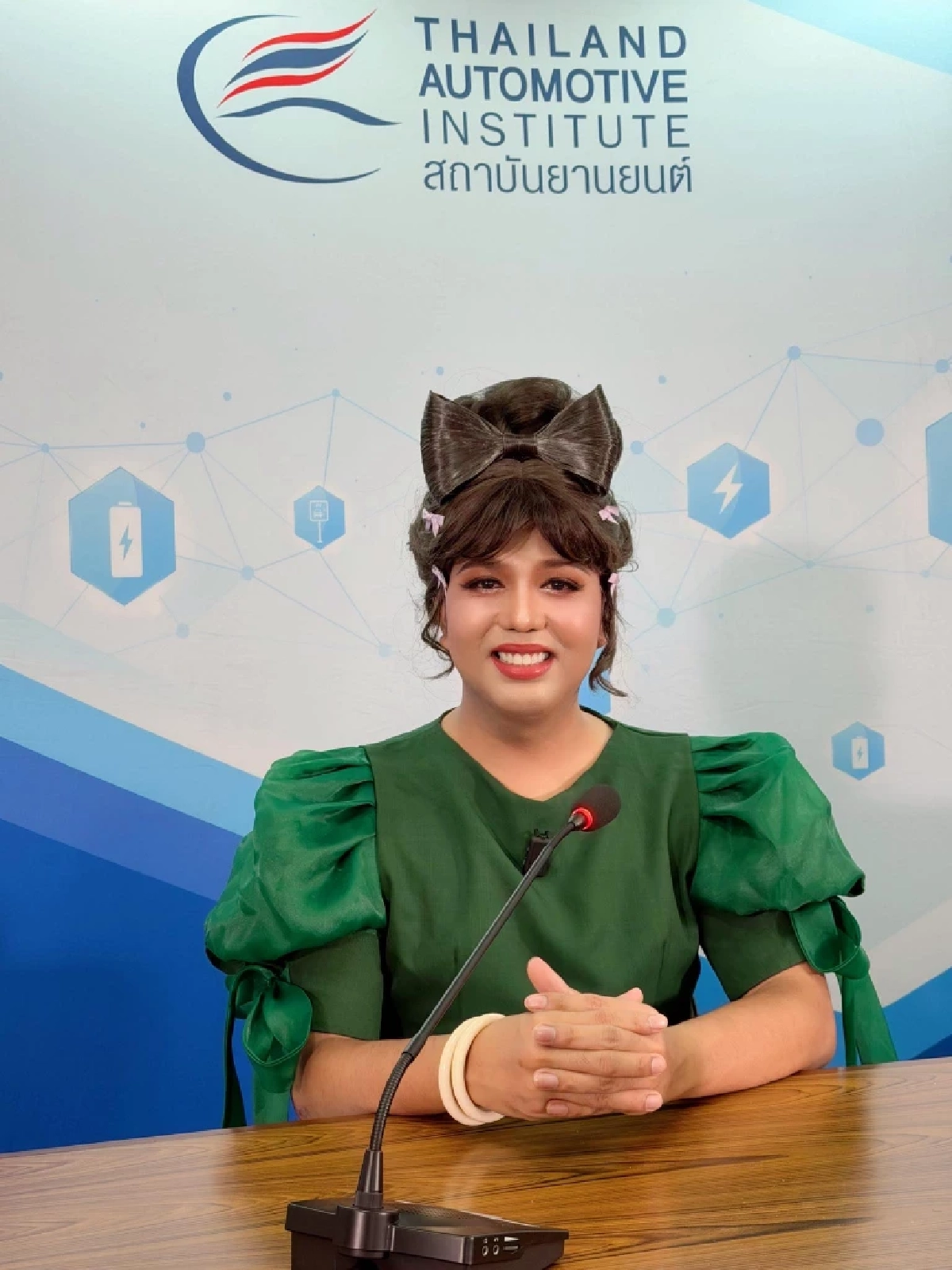 แพรรี่ ไพรวัลย์ ชี้แจงด่วน หลังมีภาพโผล่พรรคส้ม แชร์ว่อนโซเชียล