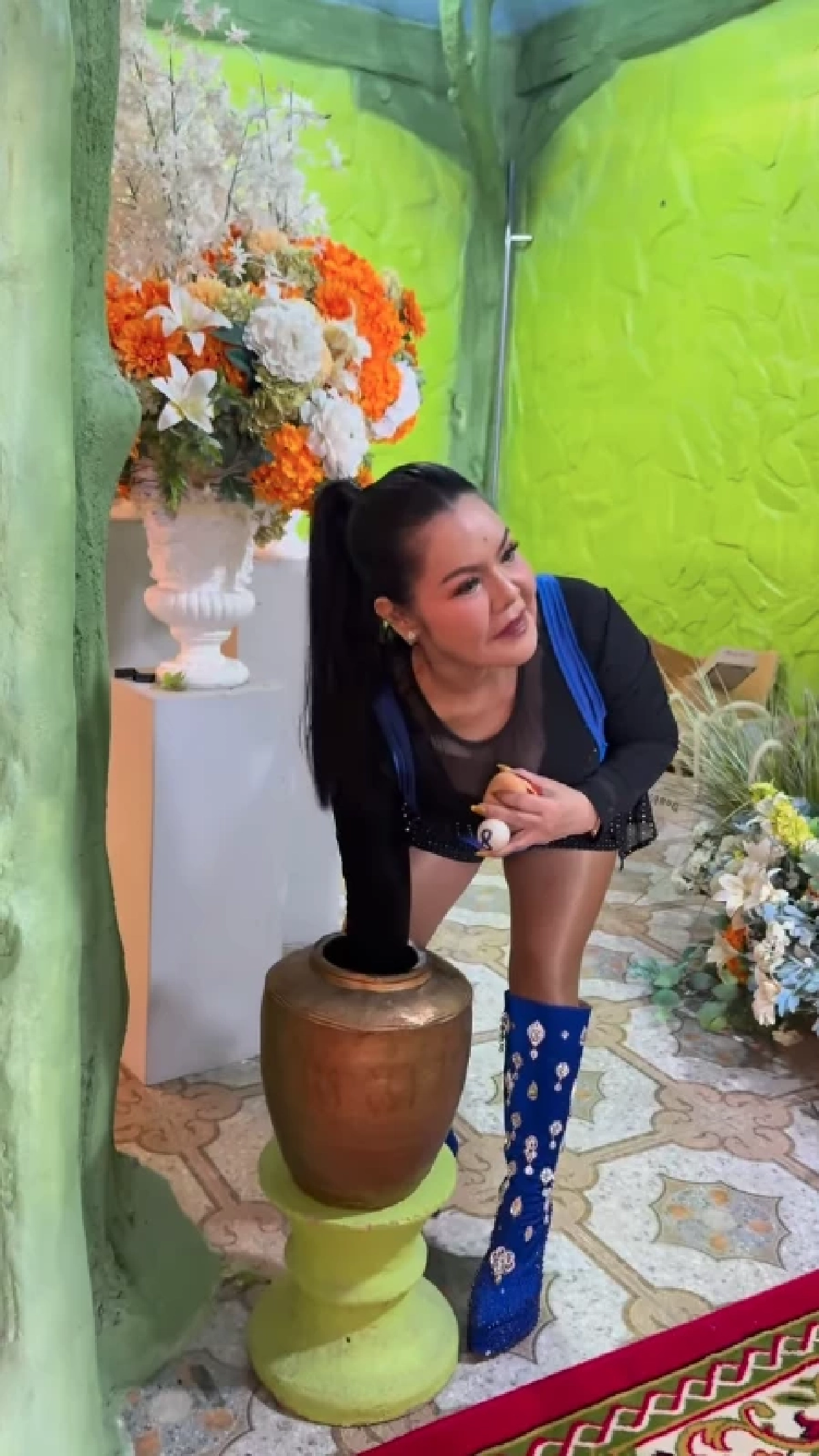 "ฮาย อาภาพร" ล้วงไหหยิบลูกปิงปอง งานรำลึกพ่อไวพจน์ ได้เลขมงคล