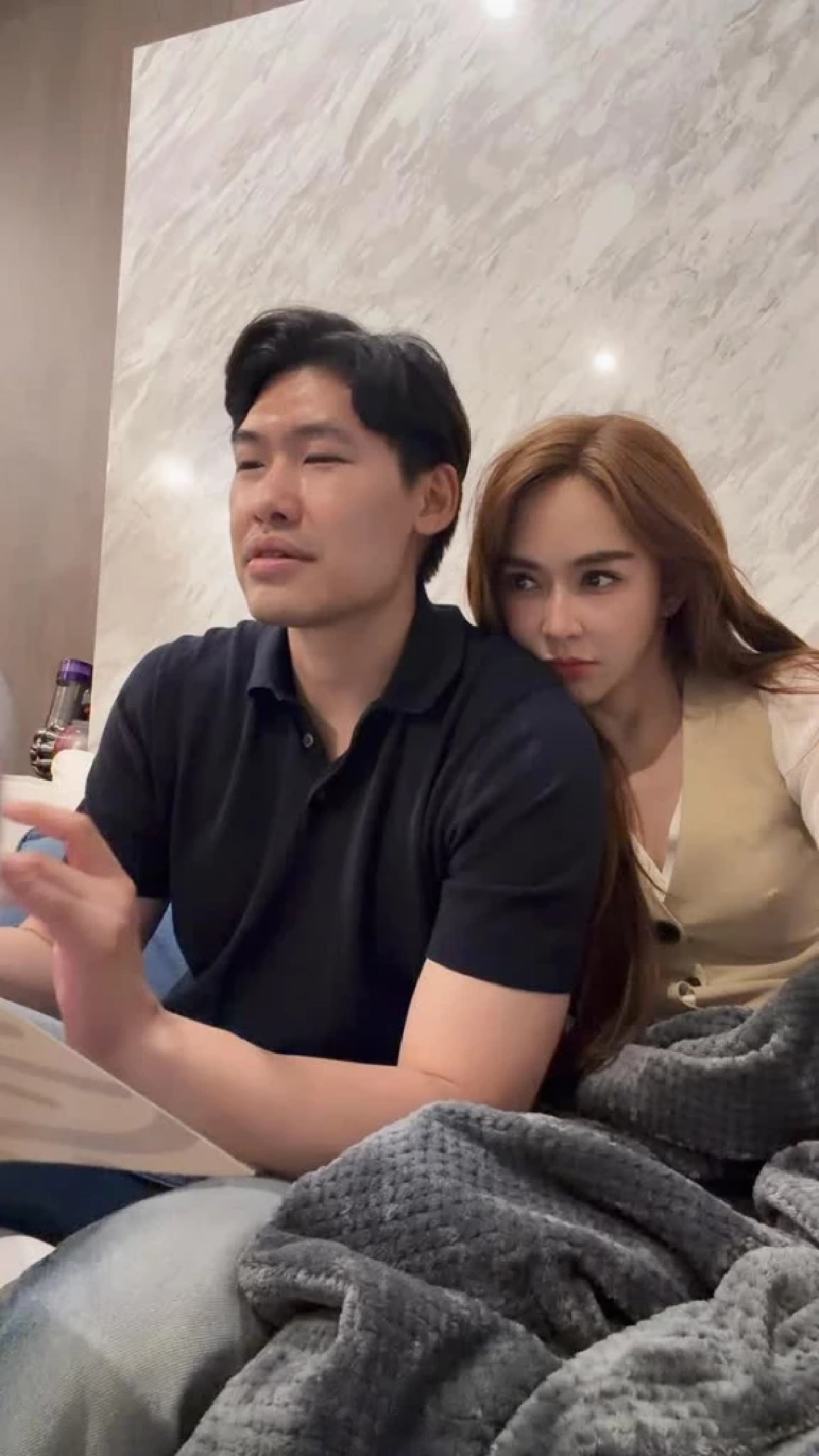 “เป้ย ปานวาด” ซบไหล่ “หมอต้น” ฟังผลตรวจแต่ใจไม่อยู่แล้ว