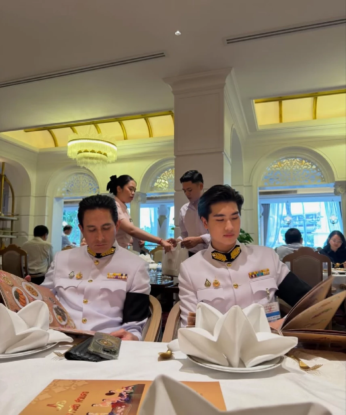 “โรเตอร์ ทองเจือ” เปลี่ยนลุคนักแข่งรถ สู่ลุคทางการสุดเนี้ยบ