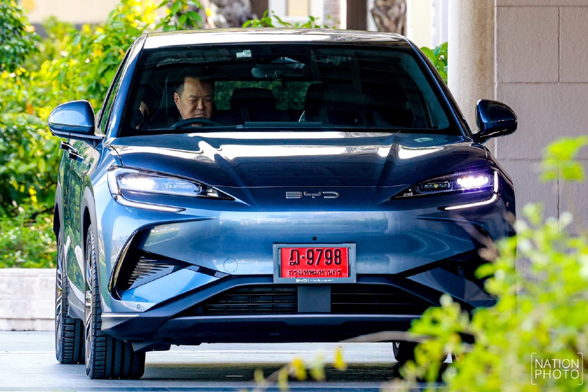 ส่องเลขสวย รถไฟฟ้า "อนุทิน" เปลี่ยนป้ายขาว ทะเบียนใหม่บังเอิญมาก