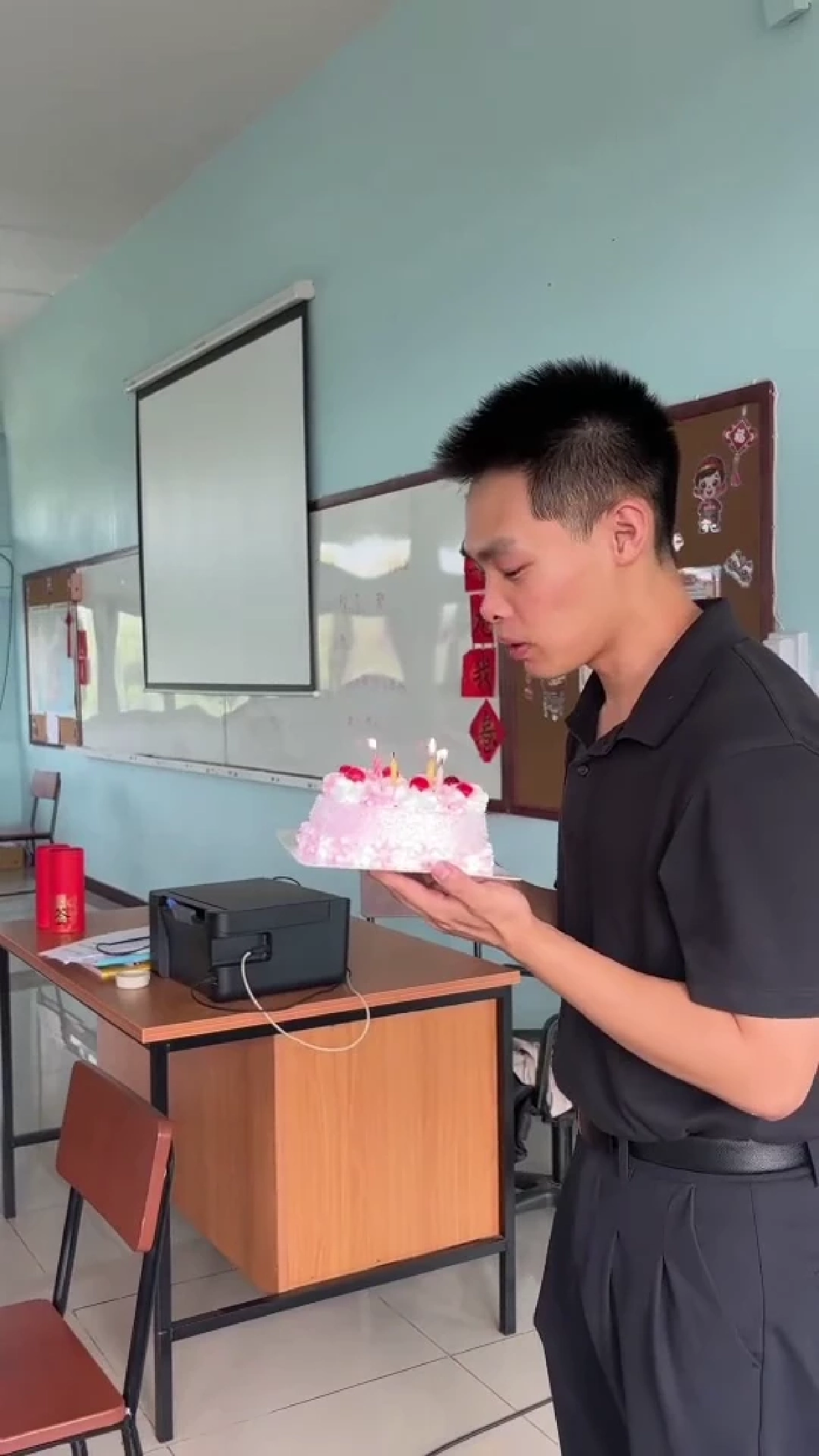 นักเรียนเซอร์ไพรส์เหล่าซือจีน เค้กวันเกิดก้อนแรกในชีวิต  